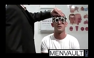 French optician testing the cum