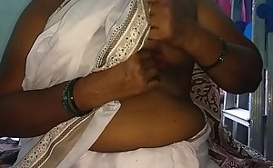south indian desi Mallu sexy vanitha on skid row bereft of blouse show broad around a difficulty trestle boobs and shaved pussy