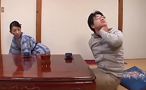 Asiatisch japanische Mutter zeigt ihrem jungen Sohn liebevollen Mating