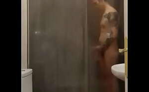 Izan es espiado en la ducha