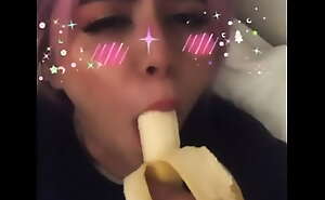 Nicole chupando un plátano