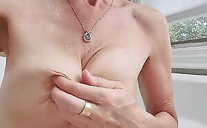 Horny 52 Cougar with amazing tits playing with the brush nipples waiting for she cums in the brush bath.