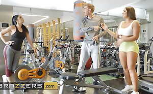 Danny Drills La Paisita Oficial's Wet Pussy At The Gym Right Behind His Wife's Back - BRAZZERS